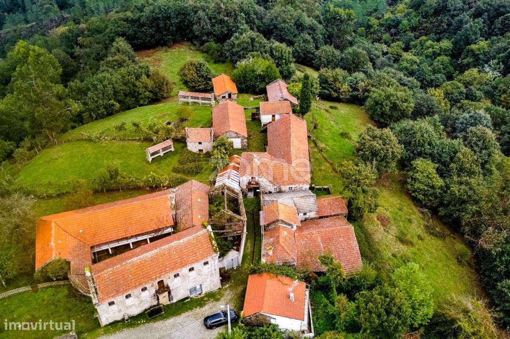 Quinta com dependências e terreno no aldeamento da Seara - Montalegre