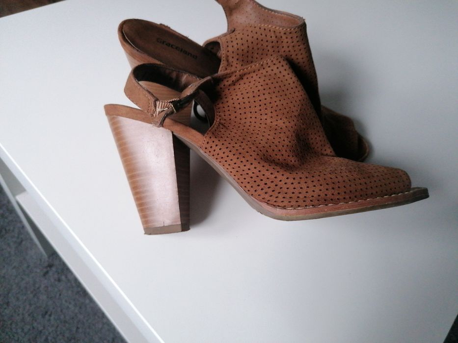 Damskie buty na obcasie.