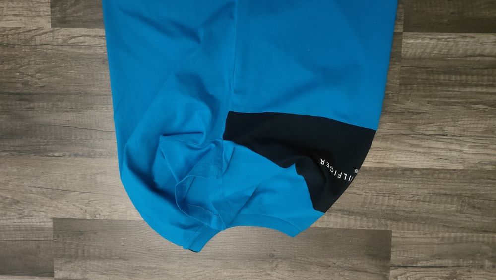 świetny t-shirt TOMMY HILFIGER jak nowy