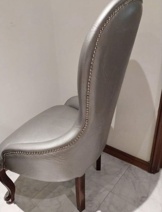 Cadeirão cinzento brilhante