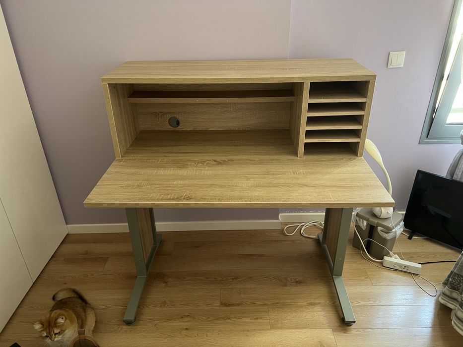 secretária em estado quase novo