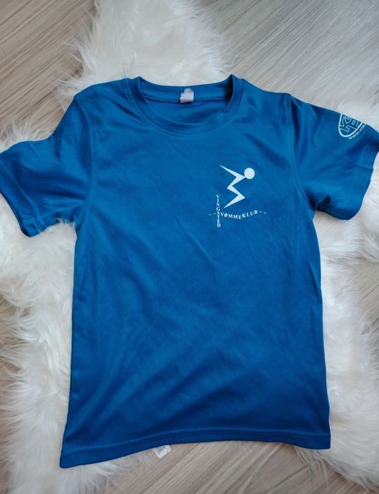 Niebieski t-shirt dla chłopca 110