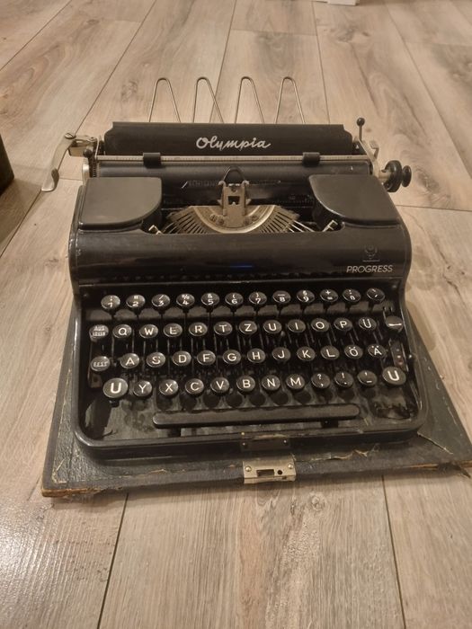Maszyna do pisania Olympia Progress – sprawna, z walizką