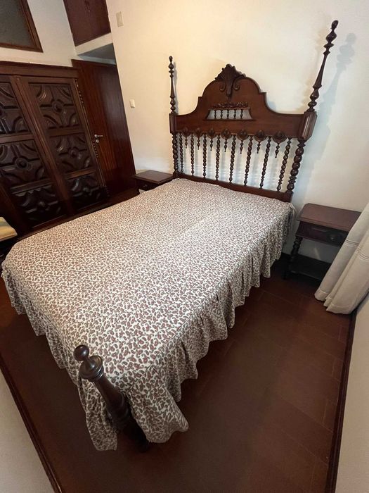 Conjunto de Quarto Clássico em Madeira Escura – Cama e Mesas de Cabeceira