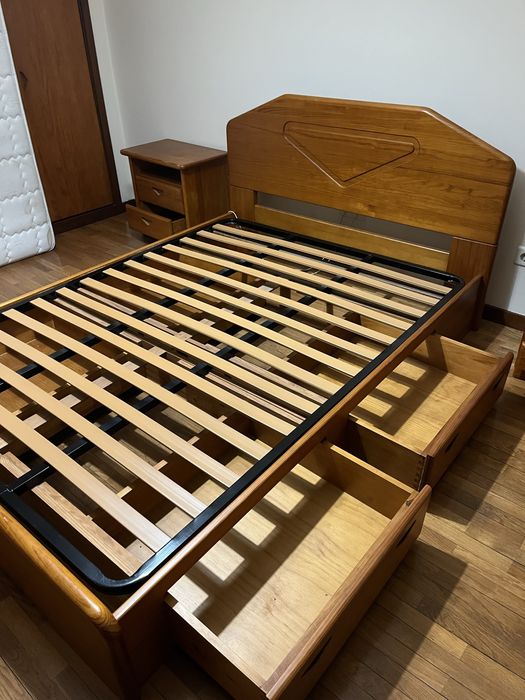Cama de solteiro e meio em madeira maciça, colchão e estrado