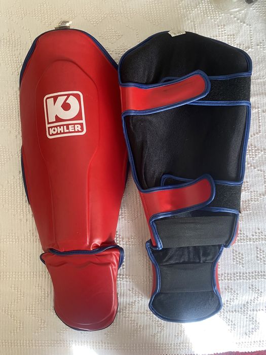 Luvas de boxe e proteções de perna