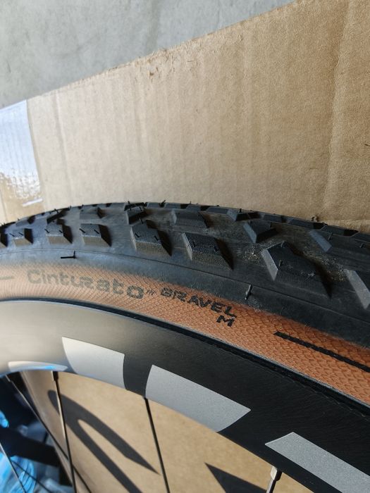Zipp 303 XPLR S Carbon + Pirelli Cinturato Gravel.