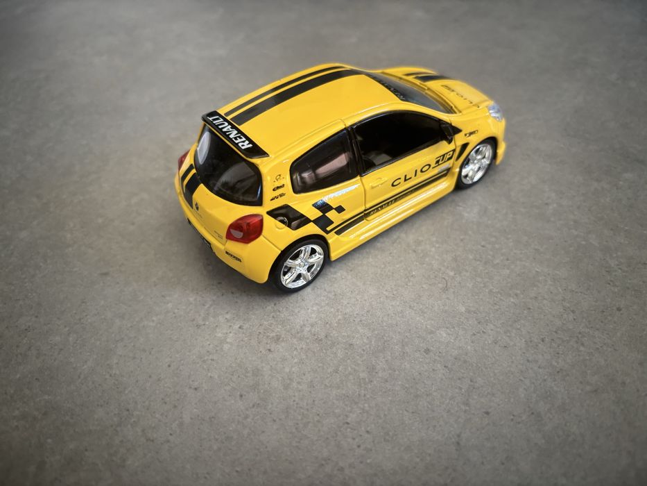 Model Uni Fortune skala 1/32 Renault Clio 3 RS pull back