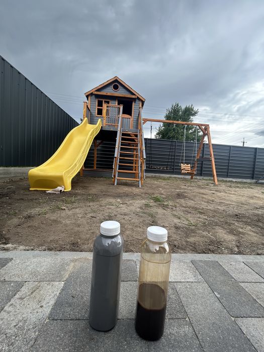 Будиночок дітям з гіркою з гойдалками з пісочницею із скеледромом