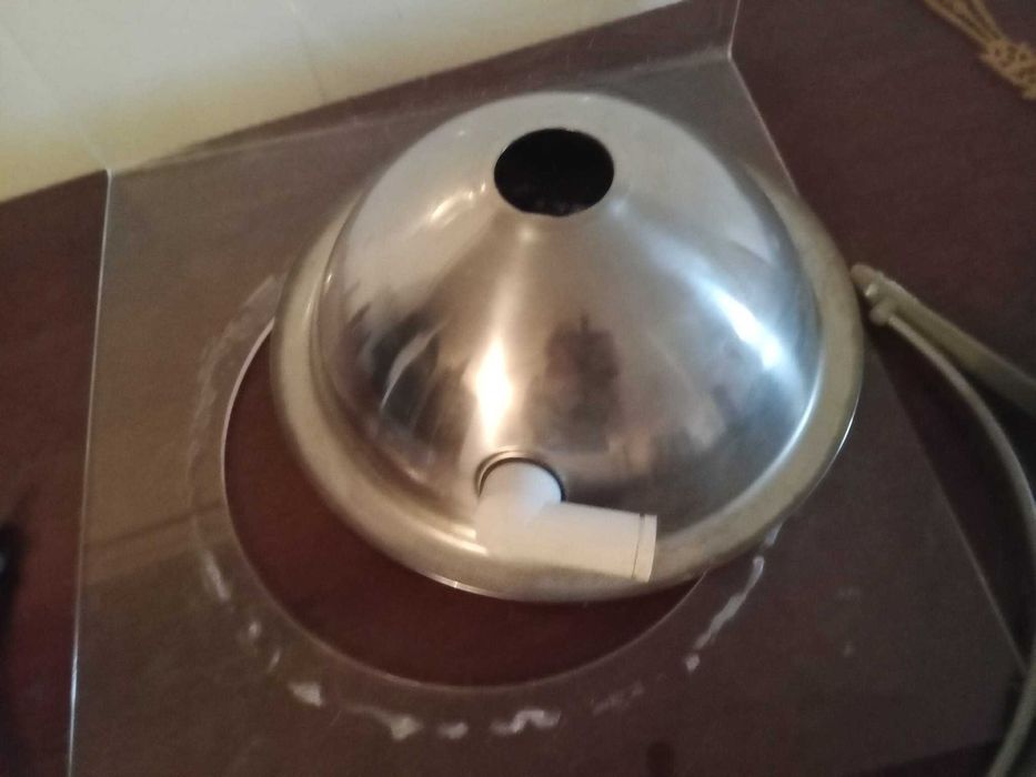 Lavatório em acrílico e inox