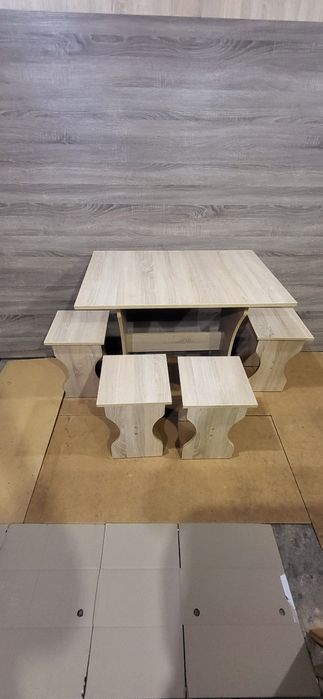 Кухонный стол с табуретками