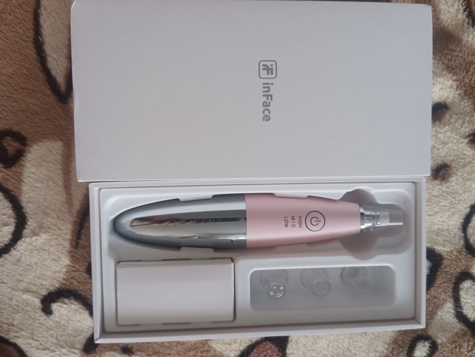 Вакуумный прибор для чистки лица.