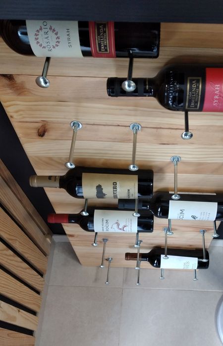 Garrafeira em pinho maciço feita á mão.