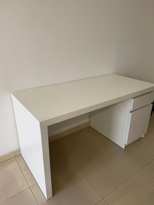 Secretárias em bom estado com algumas marcas de uso.