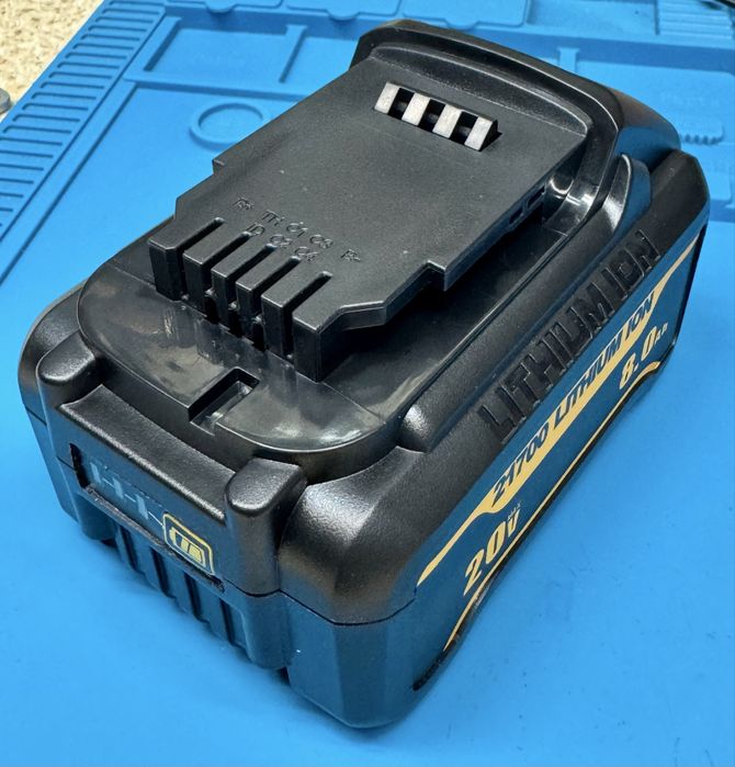 Аккумулятор Dewalt XR 20 вольт 8А DCB200