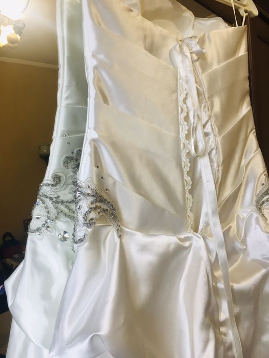 Весільна сукня абсолютно нова з камінням Сваровскі