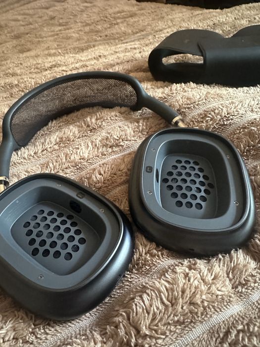 Space Gray AirPods Max