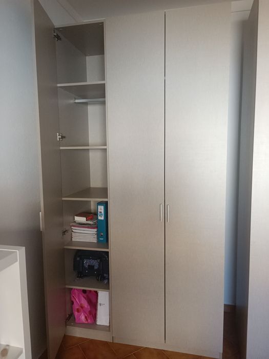 Roupeiro de três portas