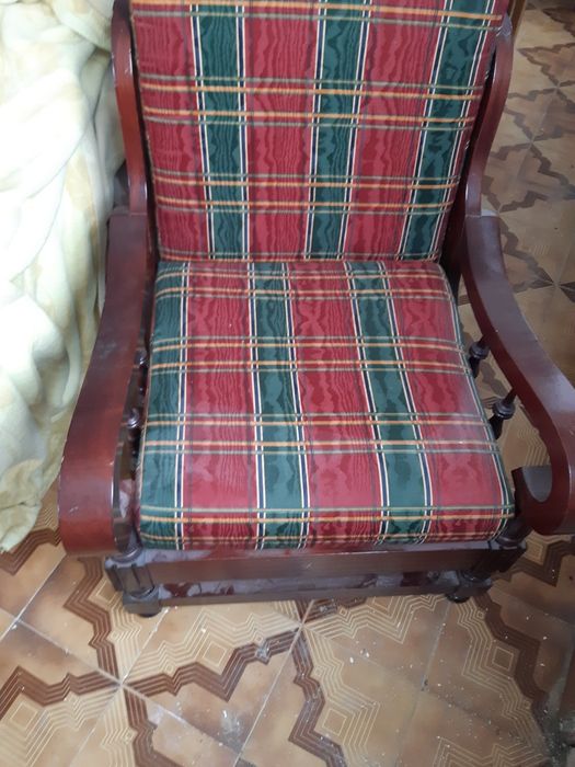 Sofá em madeira como novo.