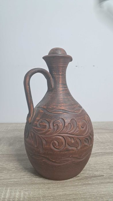 Глиняний глечик ручної роботи з кришкою