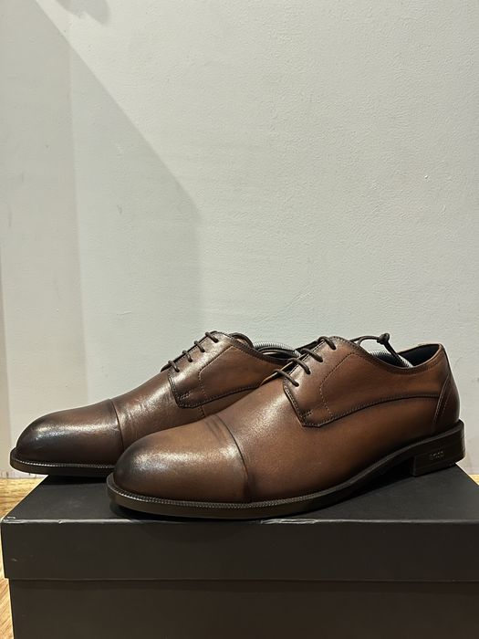 Hugo Boss – model Tayil_Derb_buct w kolorze Medium Brown.