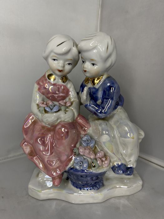 Porcelanowa figurka opalizująca chłopiec dziewczynka J