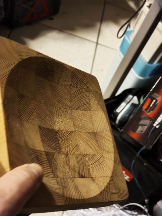 Wklęsła deska do krojenia firmowa.