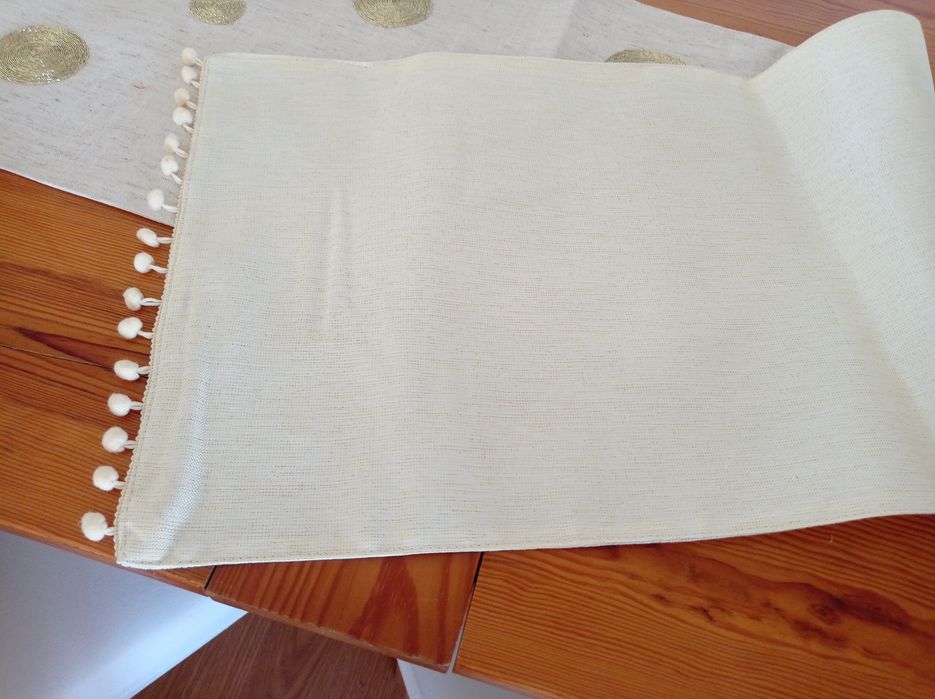 Caminho de mesa em linho com oferta de portes