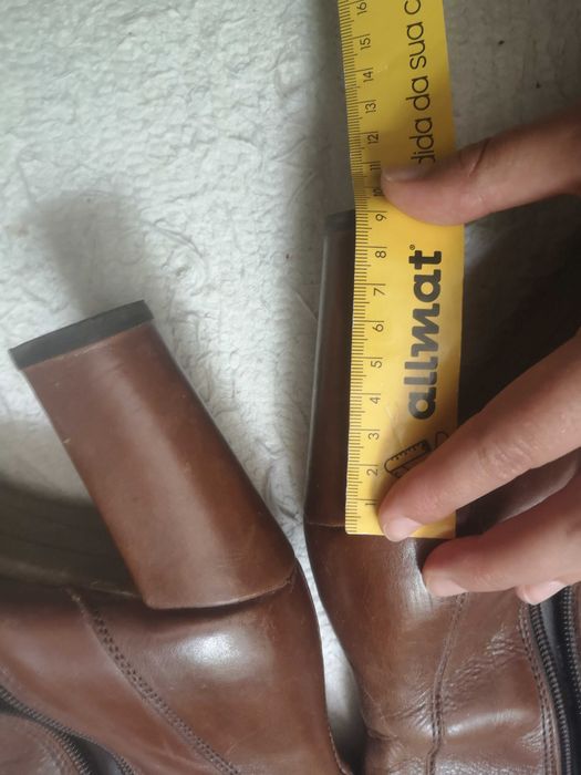 Bota de salto alto em pele