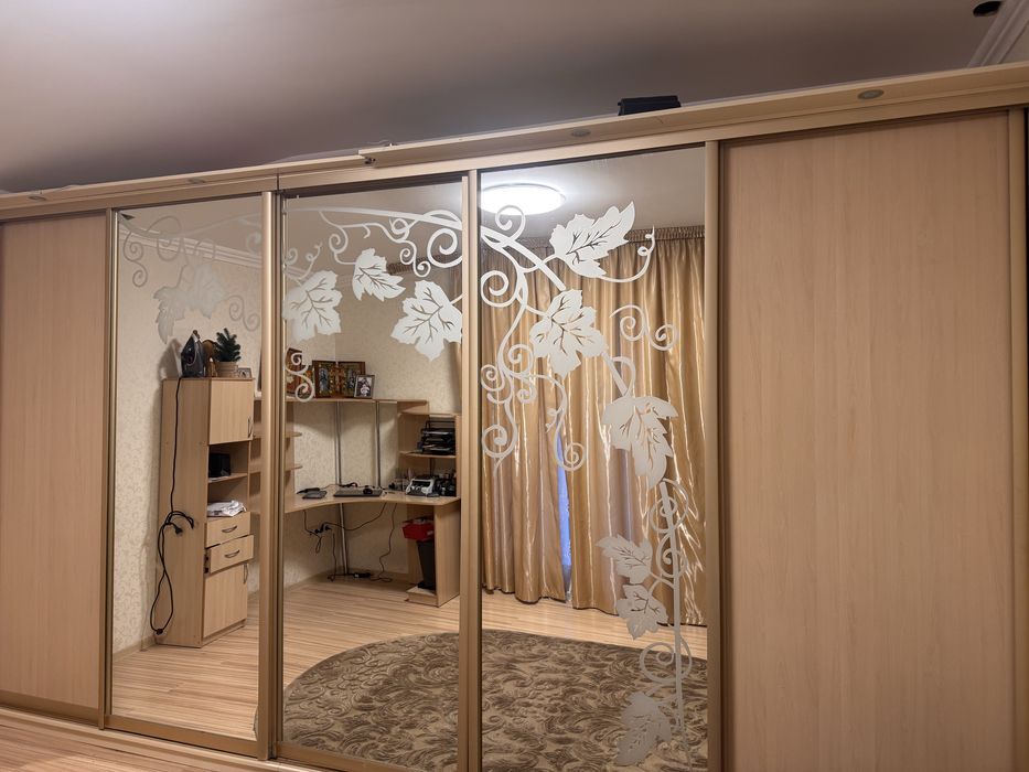 Шафа -купе в хорошому стані.