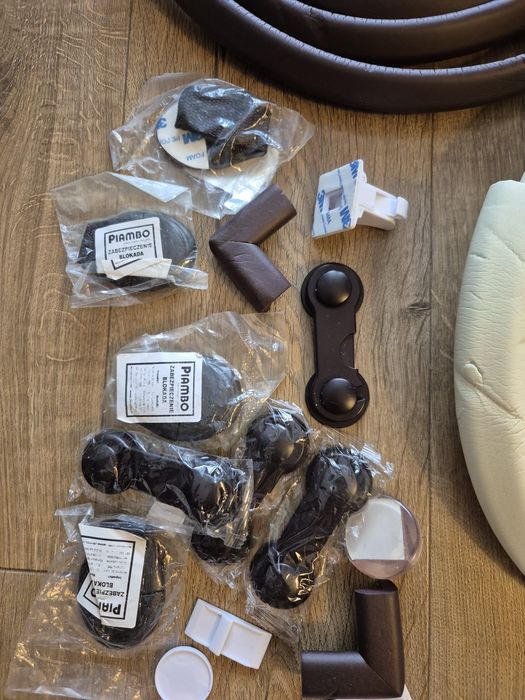 Zabezpieczenia przed dziećmi, taśmy ochronne do mebli, zaślepki do kontaktu itp