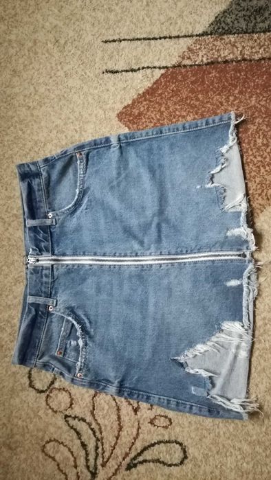 Jeansowa spódniczka z zamkiem z przodu i przetarciami