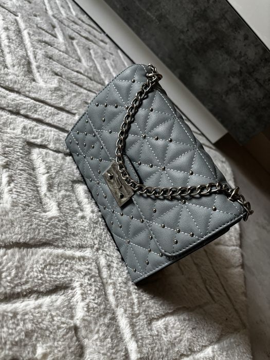 Stradivarius niebieska torebka na srebrnym łańcuchu baby blue nity jak nowa