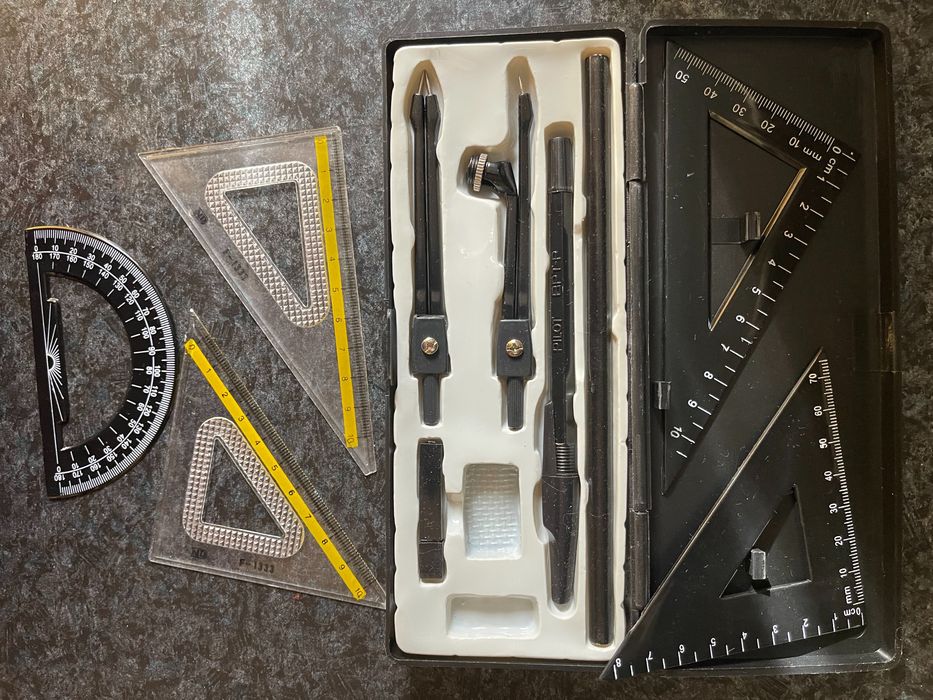 Готовальня , цыркуль.