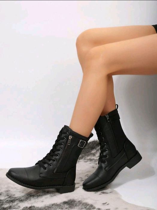 Botas Cano Médio Pretas Fivelas