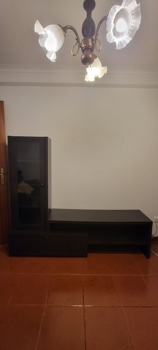 Estante com porta de vidro