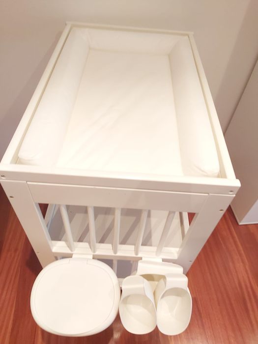 Trocador + Muda fraldas + Cestos arrumação + banheira IKEA branco