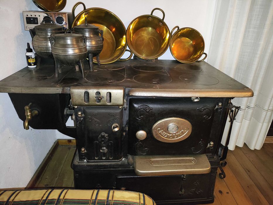 Fogão a Lenha rustico, com caldeira de água quente e forno.