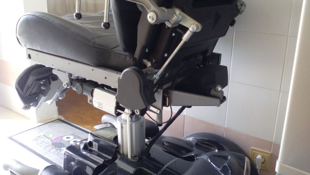 Vendo cadeira de rodas eletrica