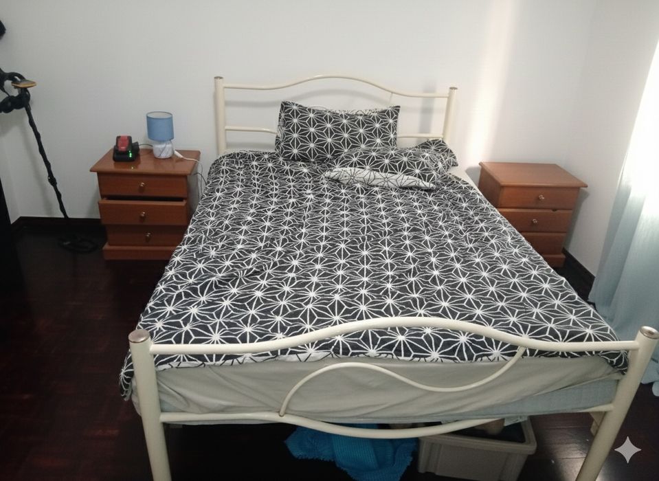Cama de casal com duas cabeceiras