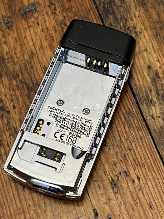 Zabytkowa Nokia 8850