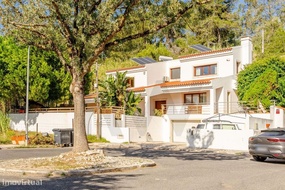 Moradia T4+1 com piscina, jardim amplo e garagem | Barcarena