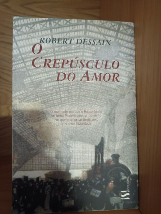 Vendo o livro Crepúsculo do Amor