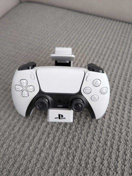 PS5 Slim 1T com suporte de comandos e jogos