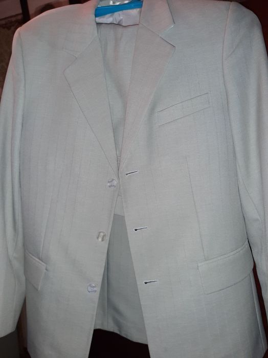 Мужской костюм 44/176  и белый такого же размера.