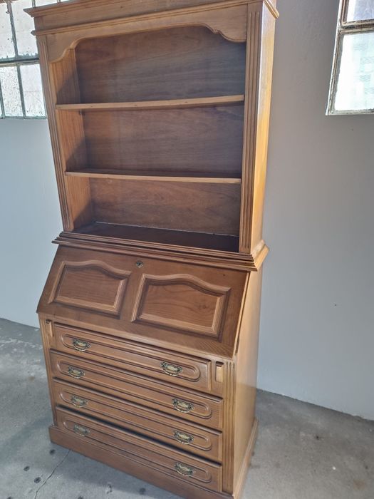 Quarto castanho com colchão