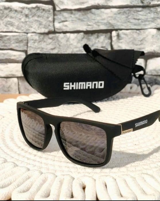 Zestaw z okularami przeciwsłonecznymi marki Shimano.