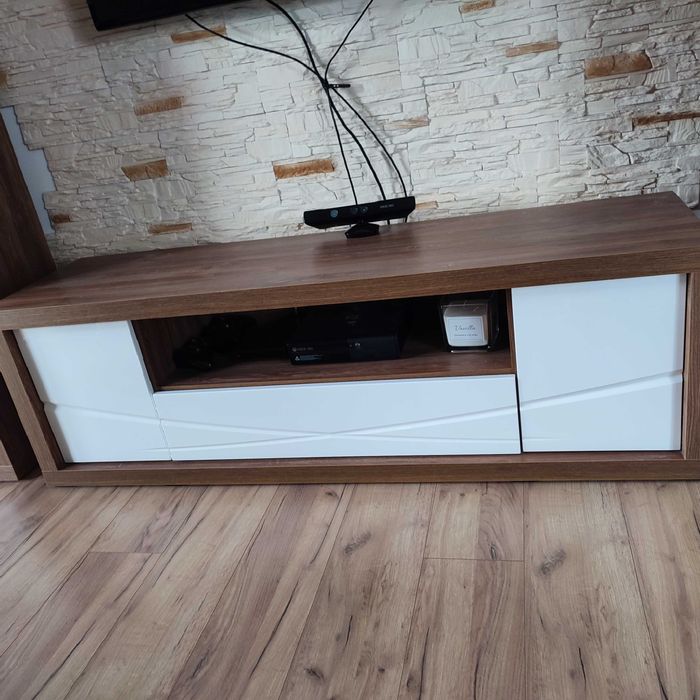 Meble do salonu z oświetleniem