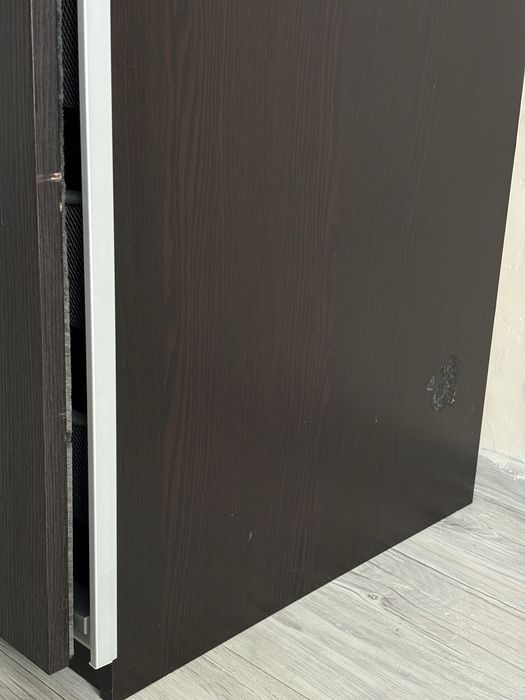 Szafa ikea pax z drzwiami przesuwnymi i pułkami modułowymi