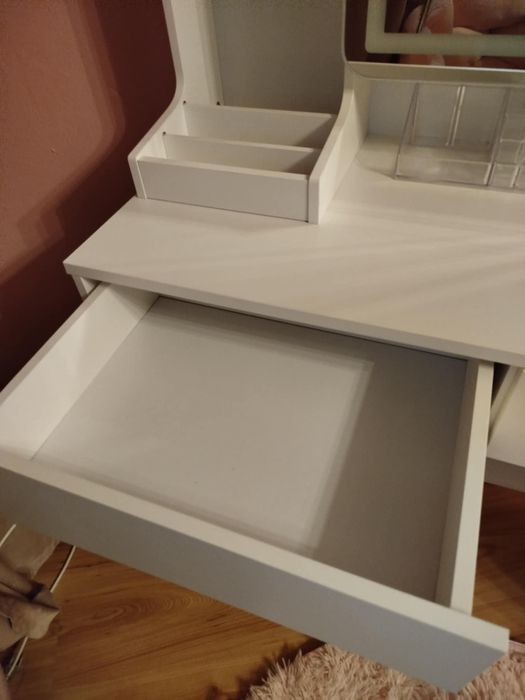 Toaleta z podświetlanym lustrem